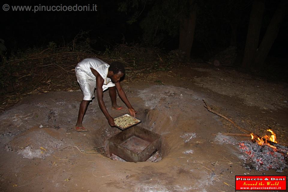 Ethiopia - Turni - Camping site - 18 - Pizza in forno etiope.jpg